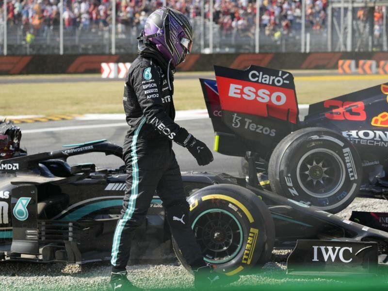 Lewis Hamilton vom Team Mercedes geht nach einem Zusammenstoß mit Red-Bull-Racing-Fahrer Verstappen an seinem Rennwagen vorbei. Foto: Luca Bruno/AP/dpa