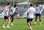 Bayerns Marc Roca (l-r), Dayot Upamecano, Eric Maxim Choupo-Moting und Thomas Müller spielen sich bei der Erwärmung den Ball gegenseitig zu. Foto: Matthias Balk/dpa