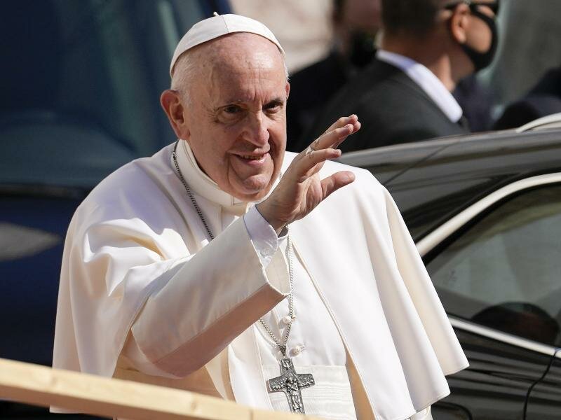 Papst Franziskus bei seiner Ankunft in der Kathedrale des Heiligen Martin in Bratislava. Foto: Petr David Josek/AP/dpa