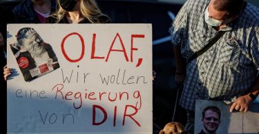 Anhänger von Olaf Scholz unterstützen den SPD-Kanzlerkandidaten im Zuge der ARD-Wahlarena. Foto: Axel Heimken/dpa