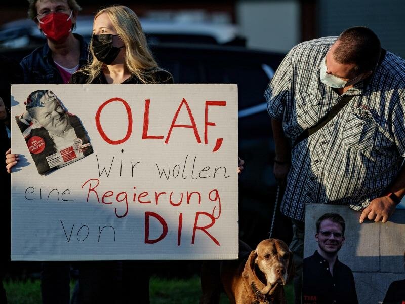 Anhänger von Olaf Scholz unterstützen den SPD-Kanzlerkandidaten im Zuge der ARD-Wahlarena. Foto: Axel Heimken/dpa