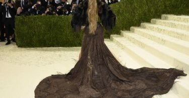 Das Motto der diesjährigen Met-Gala in New York: «In America: A Lexicon of Fashion». Die Umsetzung von US-Superstar Jennifer Lopez: Eine modische Interpretation des Wilden Westens. Foto: Evan Agostini/Invision via AP/dpa