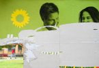 Ein zerstörtes Wahlplakat der Grünen (Symbolfoto). Foto: Hendrik Schmidt/dpa-Zentralbild/dpa