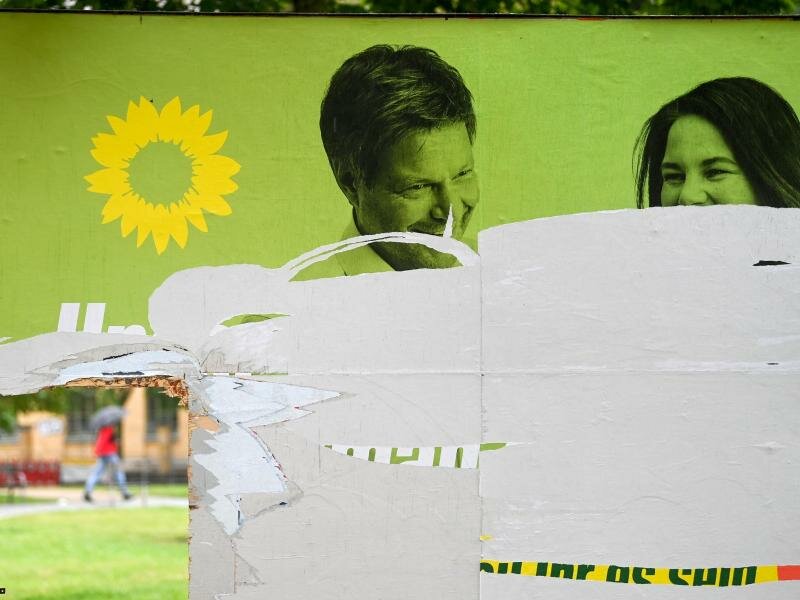 Ein zerstörtes Wahlplakat der Grünen (Symbolfoto). Foto: Hendrik Schmidt/dpa-Zentralbild/dpa