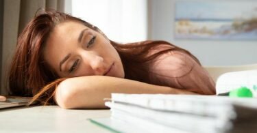 Ständig antriebslos? Womöglich ist die Schilddrüse daran schuld. Foto: Franziska Gabbert/dpa-tmn