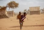 Kinder im Süden Madagaskars. Auf dem vor Afrikas Ostküste gelgenen Inselstaat gefährdet die schlimmste Dürre seit 40 Jahren das Leben hunderttausender Menschen. Foto: Tsiory Andriantsoarana/WFP/dpa