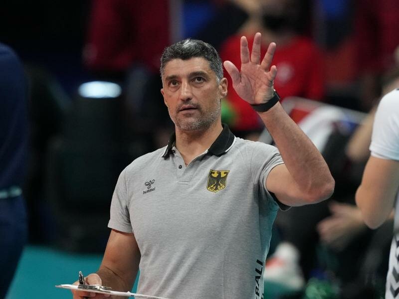 Strebt mit den deutschen Volleyballern einen Sieg über Italien an: Trainer Andrea Giani. Foto: Roman Koksarov/dpa