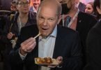 SPD-Kanzlerkandidat Olaf Scholz ist in den Umfragen weiter vorn. Foto: Christophe Gateau/dpa