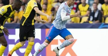 Cristiano Ronaldo (r) verlor trotz eines eigenen Treffers mit Manchester United in Bern. Foto: Peter Klaunzer/KEYSTONE/dpa
