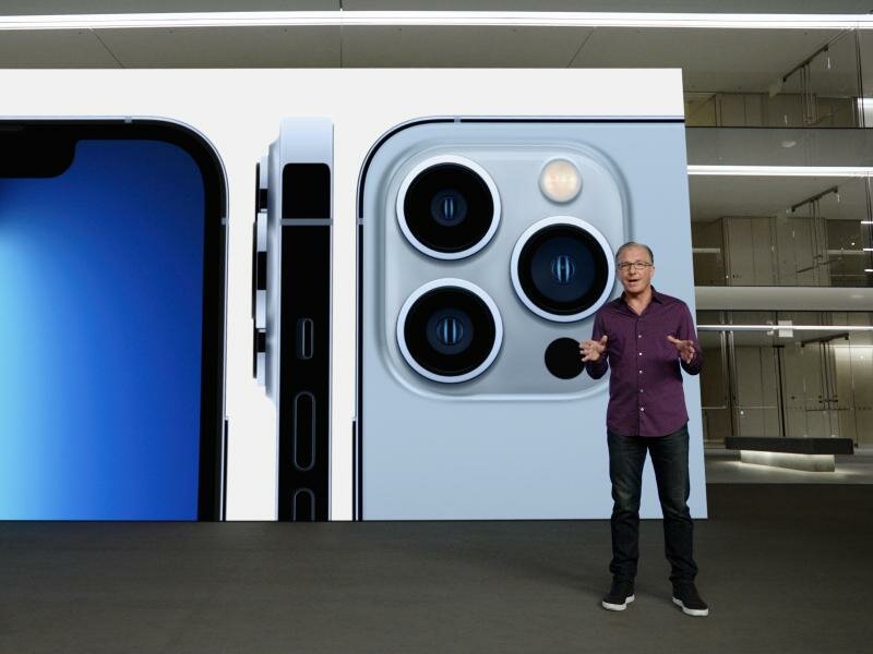 Schnellere Chips, bessere Kameras:&nbsp;Apple-Marketingchef Greg Joswiak präsentiert das neue iPhone 13 Pro. Foto: -/Apple/dpa