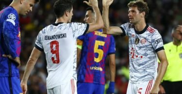 Robert Lewandowski (2.v.l.) und Thomas Müller (r) führten den FC Bayern zum Sieg. Foto: Joan Monfort/AP/dpa
