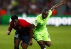 Jonathan David (l) vom OSC Lille gegen Kevin Mbabu vom VfL Wolfsburg. Foto: Michel Spingler/AP/dpa