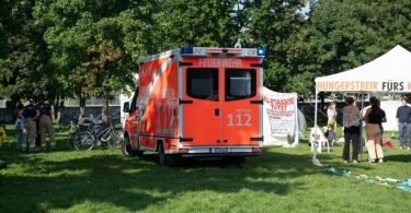 Im Berliner Regierungsviertel befinden sich mehrere Klimaaktivisten seit Tagen in einem Hungerstreik. Nun musste einer von ihnen per Notarzt ins Krankenhaus gebracht werden. Foto: Paul Zinken/dpa