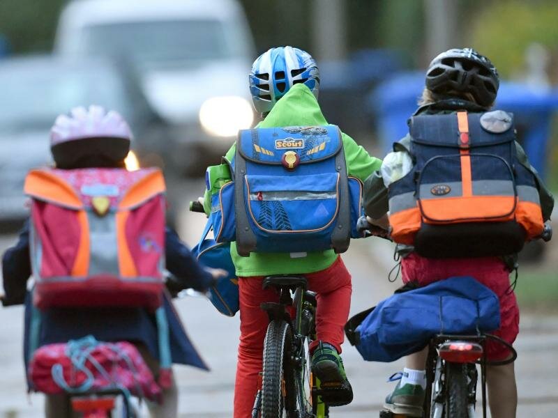 Kinder unter 12 Jahren können sich noch nicht gegen das Coronavirus impfen lassen. Foto: Ralf Hirschberger/dpa/Symbobild