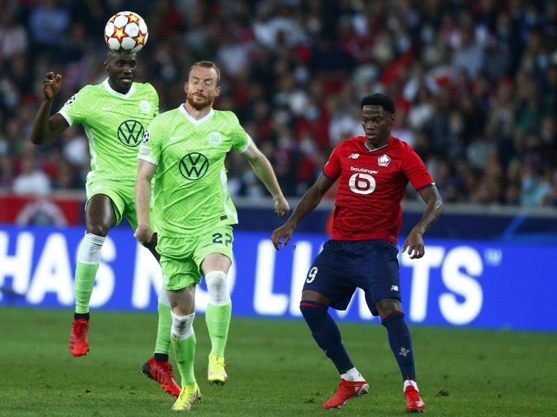 Ist glücklich, mit Wolfsburg wieder Königsklassen-Luft einzuatmen: Maximilian Arnold (M). Foto: Michel Spingler/AP/dpa