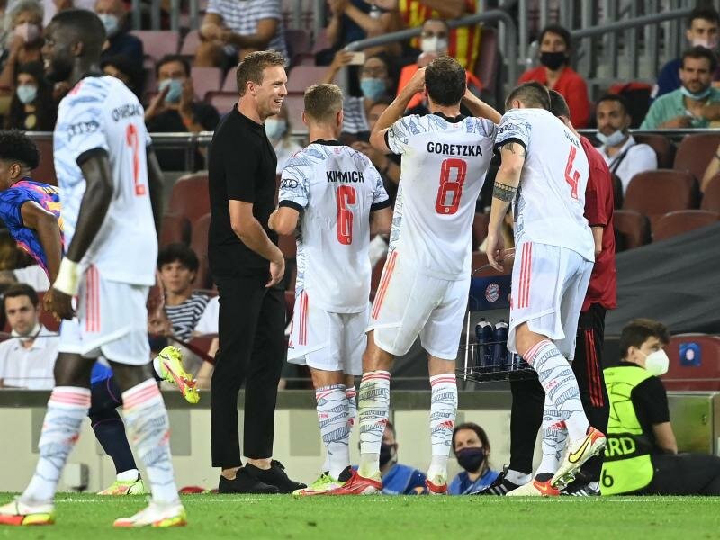 Erfolg macht gute Laune: Bayern-Coach Julian Nagelsmann im Kreise seiner Spieler. Foto: Sven Hoppe/dpa