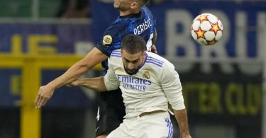 Dani Carvajal (vorn) von Real Madrid kämpft mit Ivan Perisic (hinten von Inter Mailand um den Ball. Foto: Antonio Calanni/AP/dpa