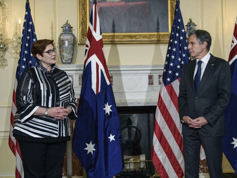 US-Außenminister Antony Blinken (r) und Australiens Außenministerin Marise Payne unterhalten sich in Washington. Foto: Nicholas Kamm/Pool AFP/AP/dpa