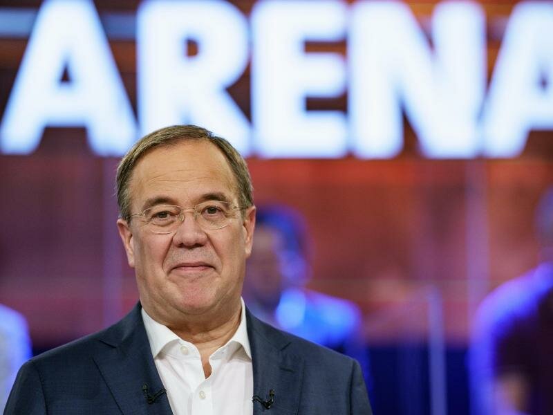 Armin Laschet steht in der ARD-Wahlarena in der Kulturwerft Gollan. Foto: Axel Heimken/dpa