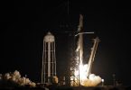Eine SpaceX Falcon 9 Rakete mit vier Privatpersonen an Bord hebt von der Rampe 39A des Kennedy Space Centers ab. Foto: Chris O'meara/AP/dpa