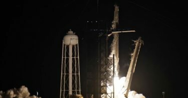 Eine SpaceX Falcon 9 Rakete mit vier Privatpersonen an Bord hebt von der Rampe 39A des Kennedy Space Centers ab. Foto: Chris O'meara/AP/dpa