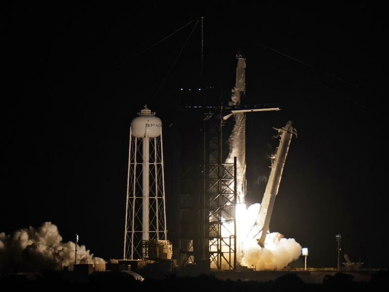 Eine SpaceX Falcon 9 Rakete mit vier Privatpersonen an Bord hebt von der Rampe 39A des Kennedy Space Centers ab. Foto: Chris O'meara/AP/dpa