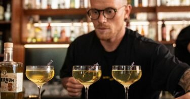 Bartender Tobias Lindner gewinnt mit einem Quitten-Cocktail beim Wettbewerb des Barkultur-Magazins «Mixology». Foto: Lukas Müller/Meininger Verlag/dpa