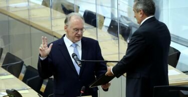 Reiner Haseloff (l.) wird von Landtagspräsident Gunnar Schellenberger vereidigt. Foto: Ronny Hartmann/dpa
