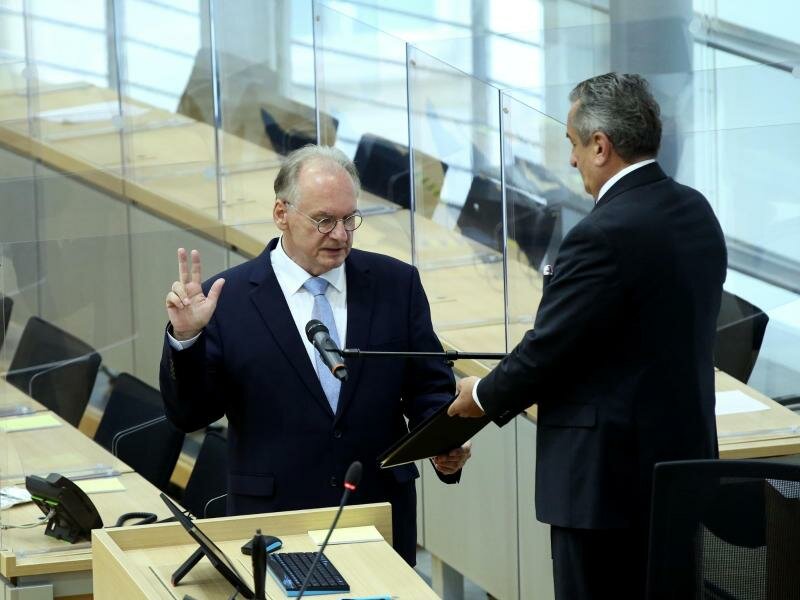 Reiner Haseloff (l.) wird von Landtagspräsident Gunnar Schellenberger vereidigt. Foto: Ronny Hartmann/dpa