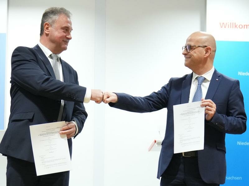 Einig: GDL-Chef Claus Weselsky (l) und Bahn-Personalvorstand Martin Seiler. Foto: Kay Nietfeld/dpa