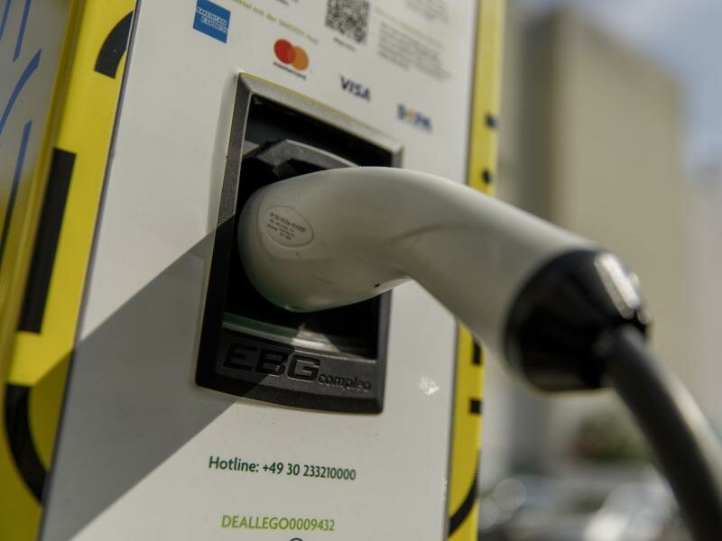 App oder Karte? Wie zahlt man am einfachsten an der Ladestation für Elektroautos?. Foto: Carsten Koall/dpa