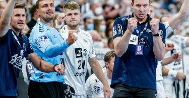 Kiels Trainer Filip Jicha (r) bejubelt gemeinsam mit seinem Asssistenzteam und den Ersatzspielern einen Treffer. Foto: Axel Heimken/dpa/Archivbild