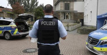 Polizisten bewachen die Synagoge in Hagen. Foto: Roberto Pfeil/dpa