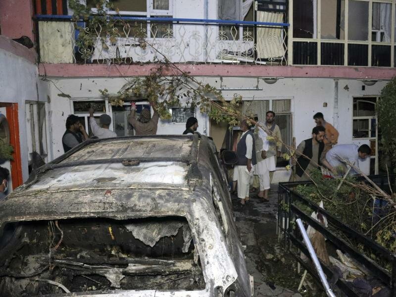 Bei dem Drohnenangriff wurde ein Auto vor einem Haus in Kabul getroffen. Doch es starben keine Terroristen, sondern Zivilisten. Foto: Khwaja Tawfiq Sediqi/AP/dpa