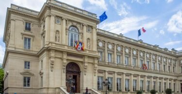 Das französische Außenministerium am Quai d'Orsay in Paris - jetzt wurden die Botschafter aus den USA und Australien zu Konsultationen zurückgerufen. Foto: Jens Büttner/dpa-Zentralbild/dpa