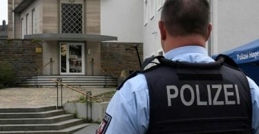 Die Polizei Hagen bewacht jetzt die Synagoge. Foto: Roberto Pfeil/dpa