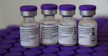 Fläschchen mit Biontech Pfizer Impfstoff warten auf ihren Einsatz. Foto: Dinendra Haria/SOPA Images via ZUMA Press Wire/dpa