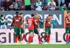 Augsburgs Torschütze Florian Niederlechner (M) jubelt mit seiner Mannschaft über den Treffer zum 1:0. Foto: Matthias Balk/dpa