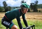 Pascal Ackermann vom Team Bora-Hansgrohe sitzt lächelnd auf dem Rad. Foto: Bernd Thissen/dpa