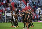 Bayerns Spieler feiern nach der fulminanten Partie den Sieg gemeinsam mit den Fans. Foto: Sven Hoppe/dpa