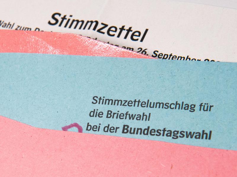 Ein Muster von einem Stimmzettelumschlag für die Briefwahl bei der Bundestagswahl 2021 liegt auf einem Tisch. Foto: Julian Stratenschulte/dpa
