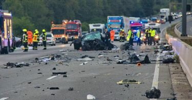 Die Autobahn 5 gleicht nach nach einem Unfall einem Trümmerfeld. Foto: Christoph Lorenz/5vision.media/dpa
