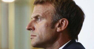 Frankreichs Präsident Emmanuel Macron will im Streit um einen geplatzten U-Boot-Verkauf mit US-Präsident Joe Biden reden. Foto: Sarah Meyssonnier/Reuters Pool/AP/dpa