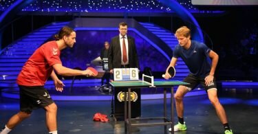 Alexander Zverev (r) spielt in der ProSieben-Show «Schlag den Star» gegen Silvio Heinevetter Tischtennis. Foto: Willi Weber/ProSieben/dpa