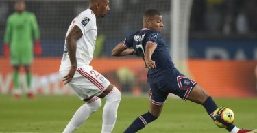 Lyon-Neuzugang Jérôme Boateng (l) im Zweikampf mit Kylian Mbappé. Foto: Francois Mori/AP/dpa