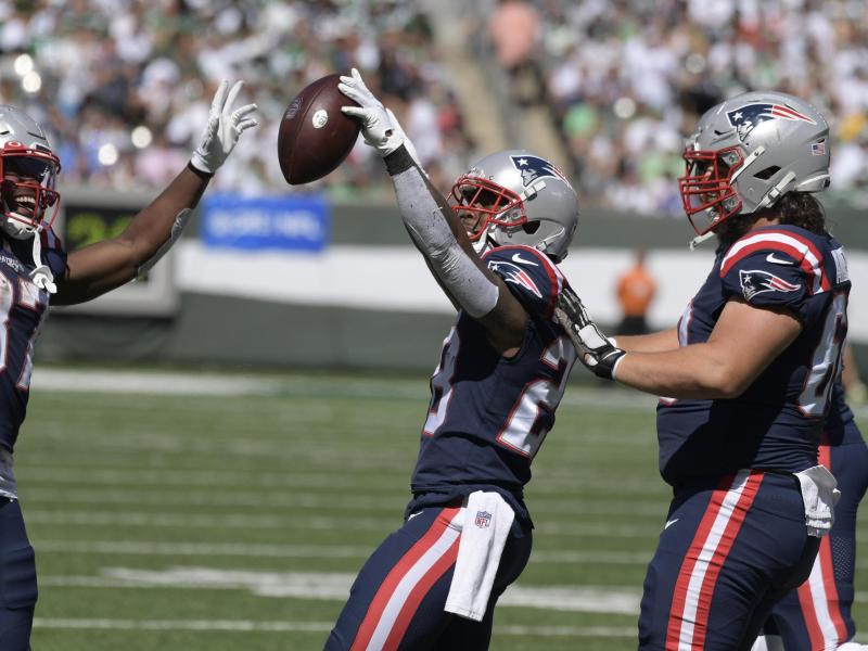 James White (M) von den New England Patriots feiert einen Touchdown. Foto: Bill Kostroun/AP/dpa