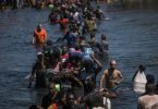 Migranten waten durch den Rio Grande und hoffen auf Zuflucht in den USA. Doch das Land gibt sich hart und setzt auf Massenabschiebungen. Foto: Felix Marquez/AP/dpa