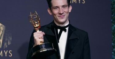 Josh O'Connor, Gewinner des Preises für den herausragenden Hauptdarsteller in einer Dramaserie für "The Crown", posiert bei den Emmy Awards. Foto: Chris Pizzello/Invision via AP/dpa