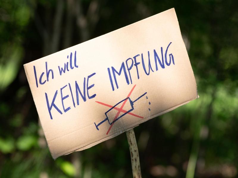 Ein Schild mit der Aufschrift «Ich will keine Impfung» am Rande einer Querdenker-Kundgebung. Foto: Sebastian Kahnert/dpa-Zentralbild/dpa