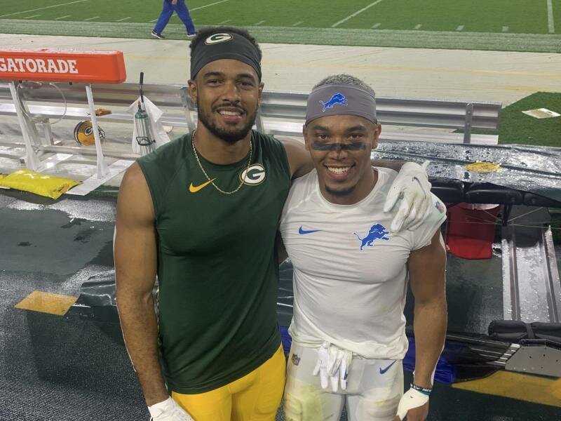Die Brüder Equanimeous (l) und Amon-Ra St. Brown nach dem NFL-Spiel der Green Bay Packers gegen die Detroit Lions. Foto: -/Miriam Brown/dpa